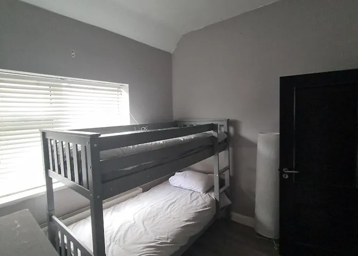 בית הארחה Airport Shared *