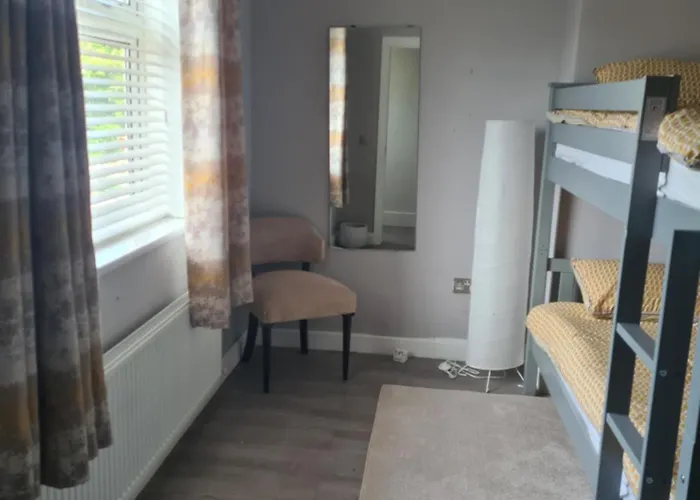 בית הארחה Airport Shared *